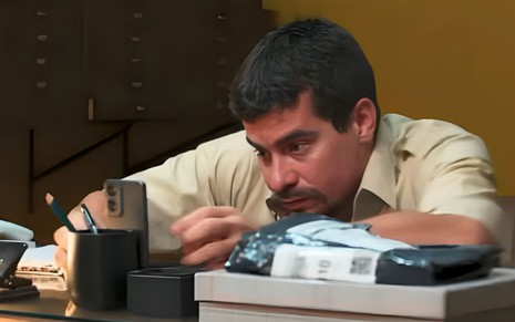 O ator Thiago Martins caracterizado como Vasco em cena de Vale Tudo