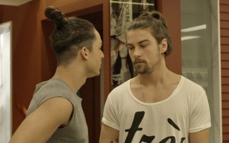 Rainer Cadete e Raphael Sander se encaram em cena de Verdades Secretas