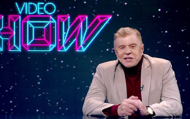 Miguel Falabella tem expressão séria no cenário do Vídeo Show
