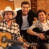 Chitãozinho, Daniel e Xororô posam nos bastidores do programa Viver Sertanejo