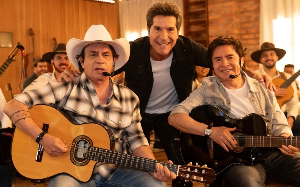 Chitãozinho, Daniel e Xororô posam nos bastidores do programa Viver Sertanejo