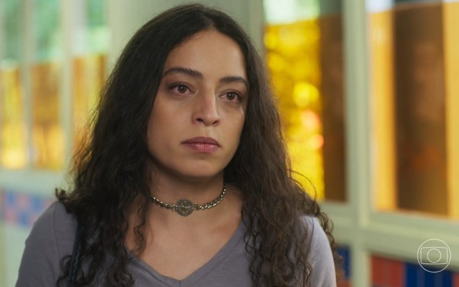 A atriz Pri Helena com expressão séria em cena de Volta por Cima