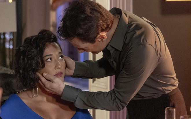 Jacqueline Sato contracena com Enrique Diaz na novela Volta por Cima, da Globo
