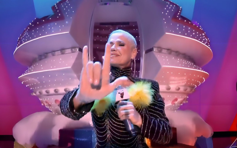 Xuxa Meneghel fazendo o sinal de eu te amo em Libras no show de 60 anos da Globo