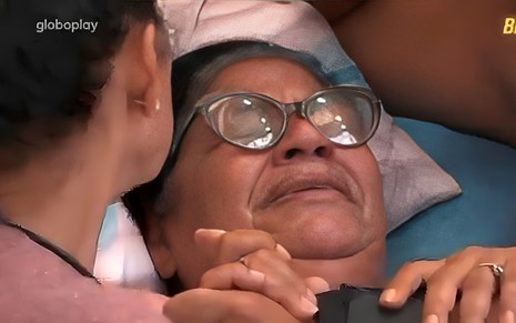 Dona Delma chora e é consolada por outros brothers na área externa do BBB 25