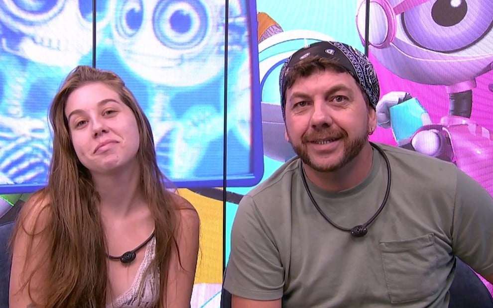 Raissa Simões e Edilberto Simões têm expressões contrariadas no confessionário do BBB 25