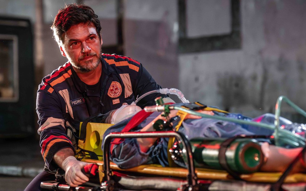 Emilio Dantas interpreta o médico Pedro na série Emergência 53