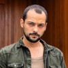 Eduardo Sterblitch tem expressão séria em foto promocional da série Os Outros