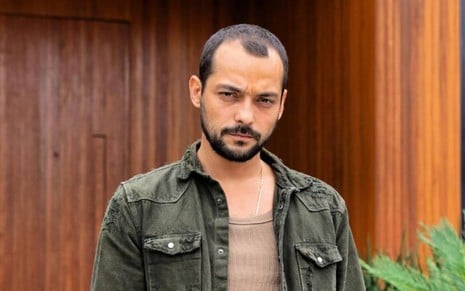 Eduardo Sterblitch tem expressão séria em foto promocional da série Os Outros
