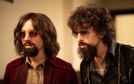 Paulo Coelho (João Pedro Zappa) e Raul Seixas (Ravel Andade) estão em cena na série do Globoplay