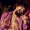 Ravel Andrade em cena de show da série Raul Seixas: Eu Sou, do Globoplay