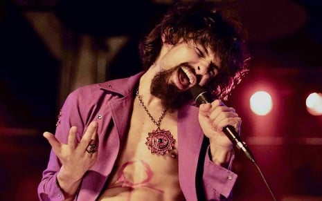 Ravel Andrade em cena de show da série Raul Seixas: Eu Sou, do Globoplay
