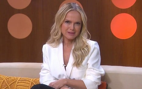 Eliana Michaelichen tem expressão séria no cenário do Saia Justa