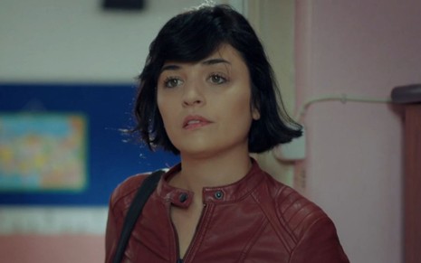 Sule (Gonca Vuslateri) com expressão séria na novela Mãe
