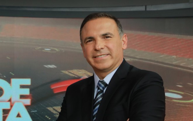Reinaldo Gottino à frente de um telão escrito Cidade Alerta