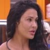 Gracyanne Barbosa na cozinha do BBB 25, com olhar indignado, enquanto usa um top marrom e o cabelo está jogado para o lado esquerdo