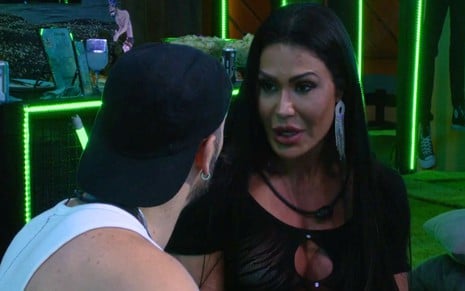 Diego Hypolito escuta Gracyanne Barbosa na festa do BBB 25