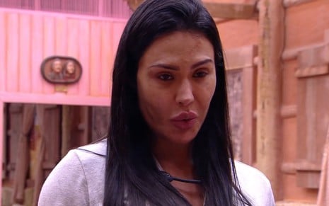 Gracyanne Barbosa está de pijama e conversa no quarto do BBB 25