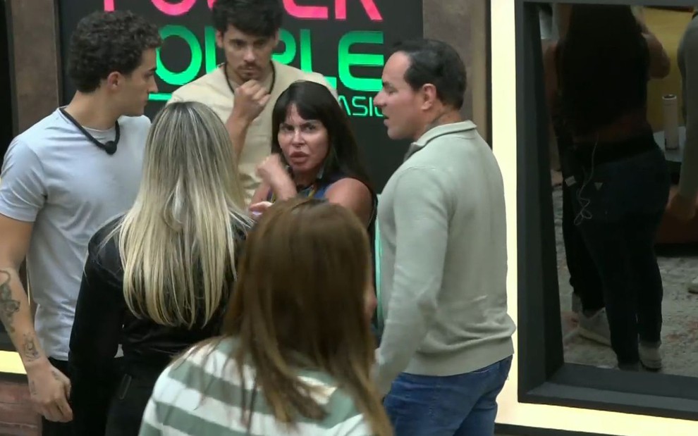 Foto mostra Gretchen no meio de confusão no Power Couple