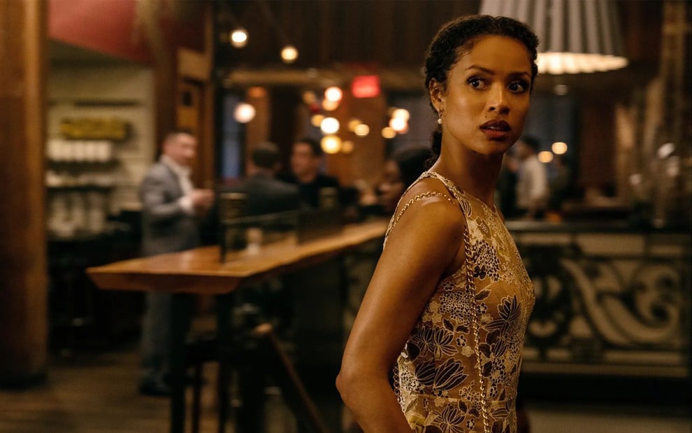 Gugu Mbatha-Raw caracterizada como Sophie em Superfície