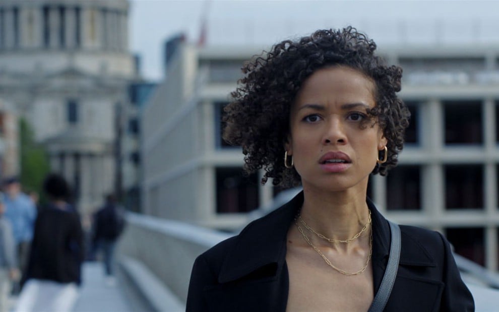 Gugu Mbatha-Raw caracterizada como Sophie em Superfície, com feição assustada