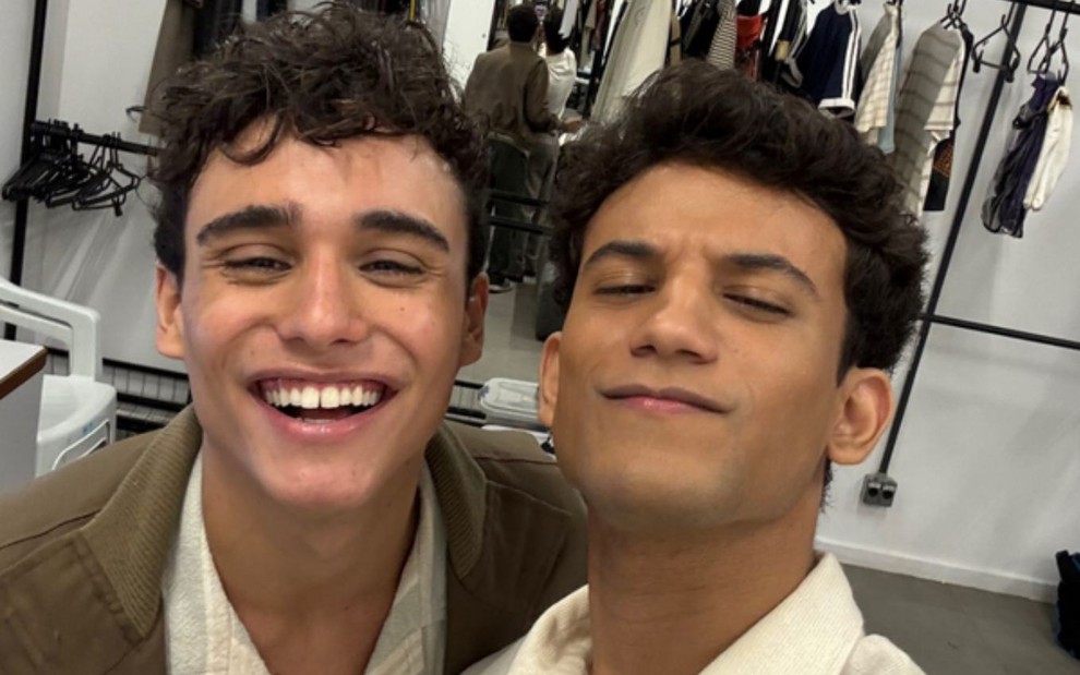 Os atores Pedro Goifman e Elvis Vittorio lado a lado, Pedro sorrindo e Elvis sério, em foto tirada em camarim