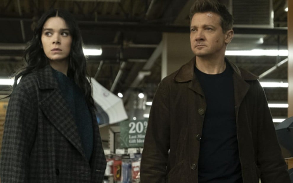 Hailee Steinfeld e Jeremy Renner em cena de Gavião Arqueiro