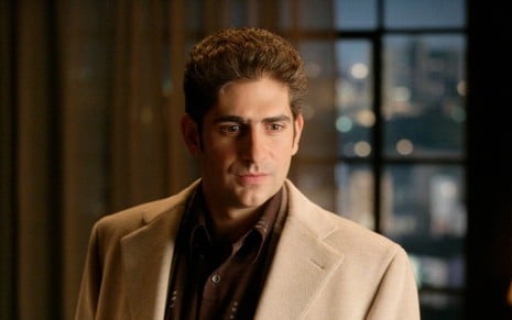 Michael Imperioli tem expressão séria em cena da série Família Soprano