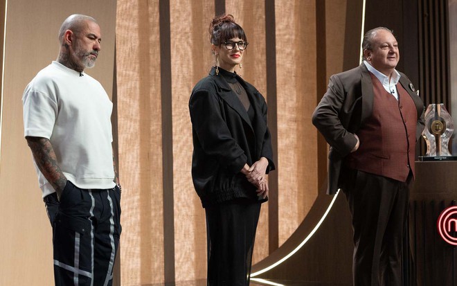 Os chefs e jurados Henrique Fogaça, Helena Rizzo e Erick Jacquin no palco do MasterChef Brasil