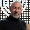 O chef de cozinha e jurado do MasterChef Brasil Henrique Fogaça no estúdio do programa, com expressão séria