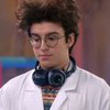 Thomas (Henrique Sganzerla) com expressão séria em cena da novela A Caverna Encantada