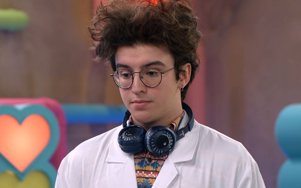 Thomas (Henrique Sganzerla) com expressão séria em cena da novela A Caverna Encantada