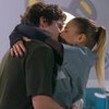 Thomas (Henrique Sganzerla) e Cristina (Giulia Nassa) se beijam na novela A Caverna Encantada