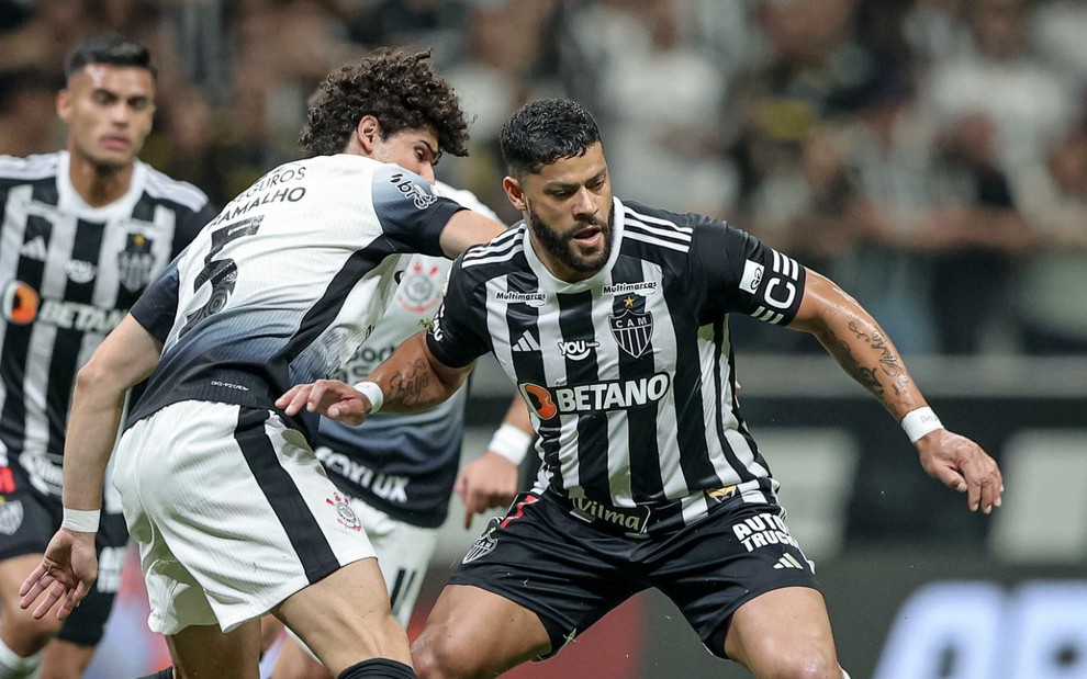 André Ramalho e Hulk disputam bola em jogo Atlético-MG e Corinthians pelo Brasileirão