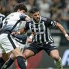 André Ramalho e Hulk disputam bola em jogo Atlético-MG e Corinthians pelo Brasileirão