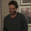 Humberto Carrão sorri em cena da novela Vale Tudo