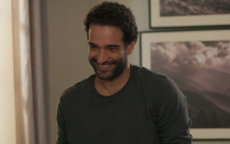 Humberto Carrão sorri em cena da novela Vale Tudo