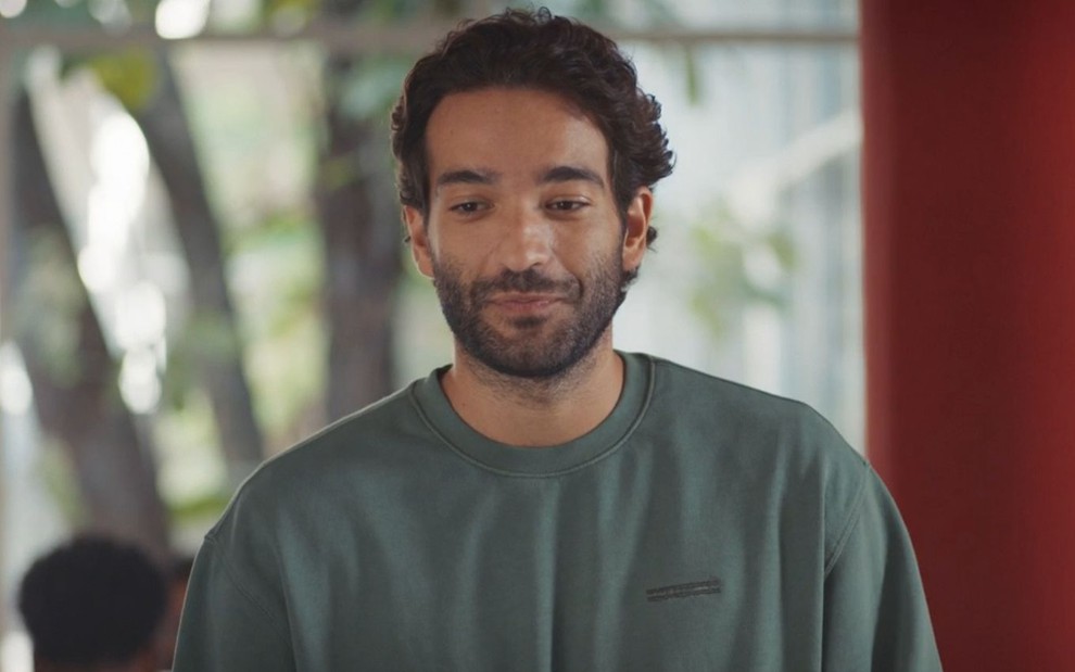 Humberto Carrão sorri em cena da novela Vale Tudo