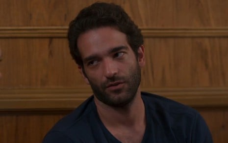 Humberto Carrão com expressão séria em cena da novela Vale Tudo