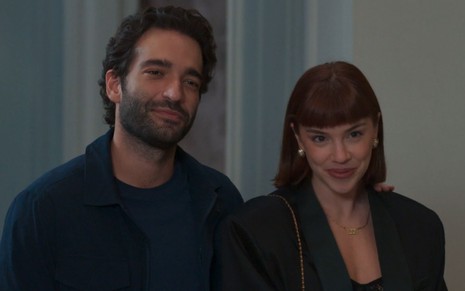 Afonso (Humberto Carrão) e Solange (Alice Wegmann) em cena de Vale Tudo