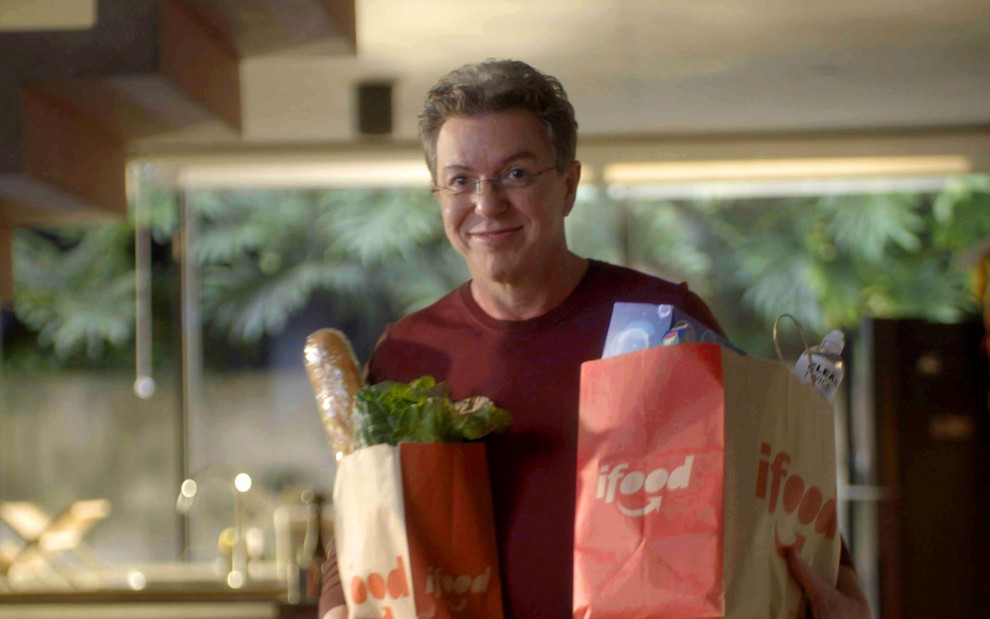 Boninho segura sacolas de mercado do iFood