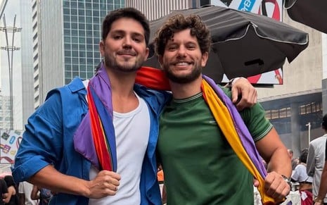 O ator Igor Cosso com seu namorado, Heron Leal, na Parada LGBT+ de São Paulo
