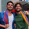 O ator Igor Cosso com seu namorado, Heron Leal, na Parada LGBT+ de São Paulo