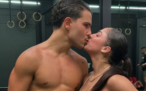 Igor Jansen e Julia Soares se beijando; os dois estão suados na academia e ele aparece sem camisa