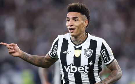 Igor Jesus usa uniforme tradicional preto e branco do Botafogo ao vivo em jogo da Libertadores 2025