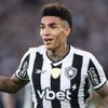 Igor Jesus usa uniforme tradicional preto e branco do Botafogo ao vivo em jogo da Libertadores 2025