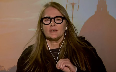 Ilze Scamparini aparece no telhado durante entrada ao vivo na Globo