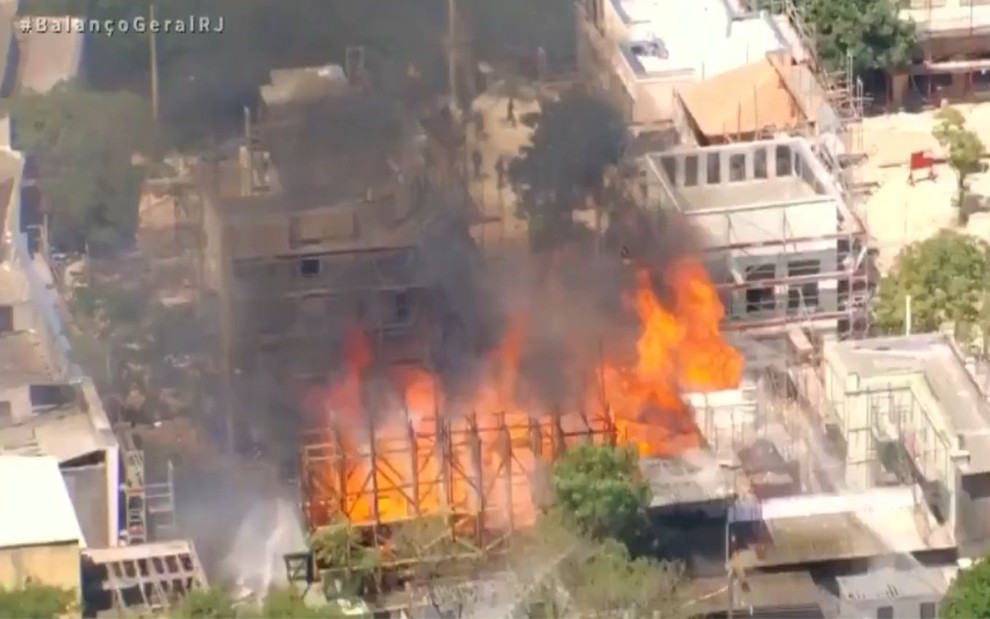 Incêndio em cidade cenográfica da Globo