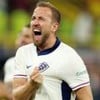 Kane, da Inglaterra, comemora gol pela seleção e veste uniforme branco com detalhes azuis