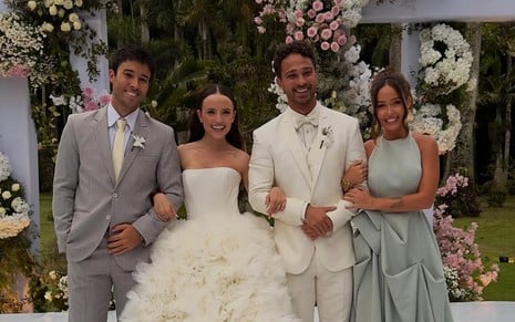 Bernardo Busnello, Larissa Manoela, André Luiz Frambach e Mharessa posam sorridentes em casamento da atriz